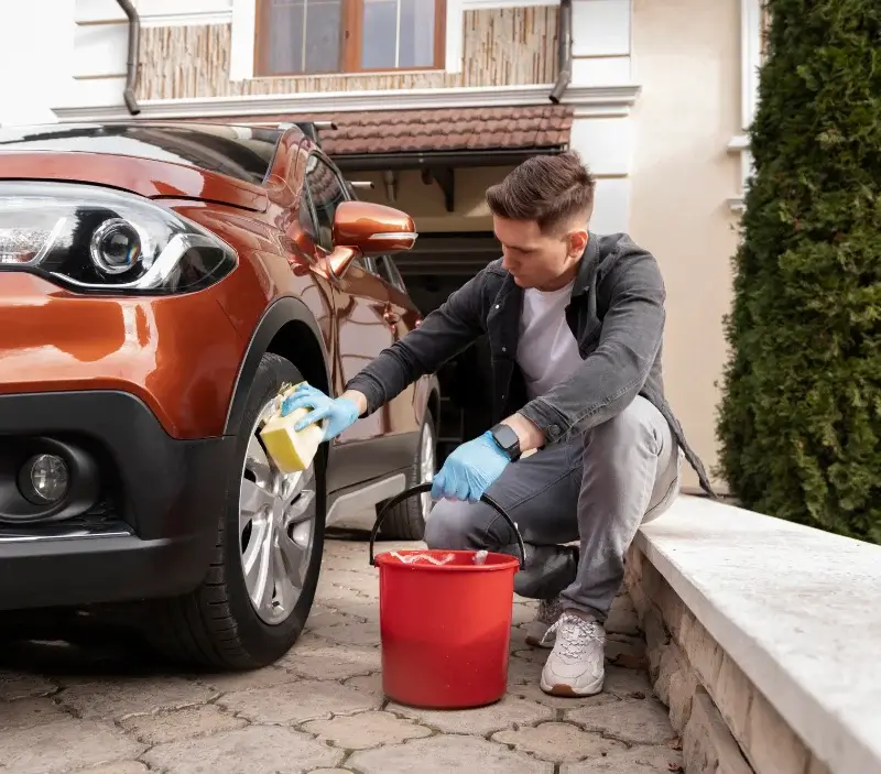Lavage auto à domicile Palavas-les-Flots : professionnel intervenant sur un véhicule